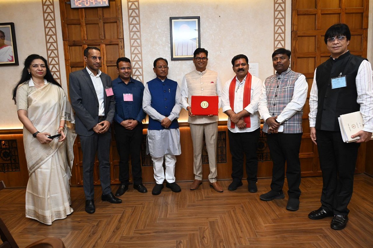 छत्तीसगढ़ में पहली बार हस्तलिखित बजट पेश, वित्त मंत्री 3 रात 1 से डेढ़ घंटा ही सोए, कहा- नई परंपरा की शुरुआत