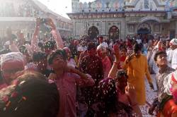 पन्ना के प्राणनाथ मंदिर में फूलों की पंखुड़ियों से मनी होली - image