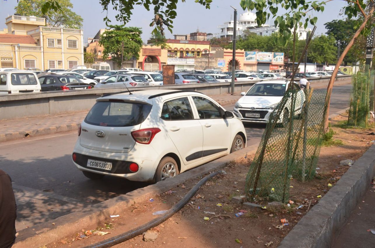 Smartness missing on Raipur’s smart road,करोड़ों खर्च फिर भी सड़कें पार्किंग स्थल
में तब्दील