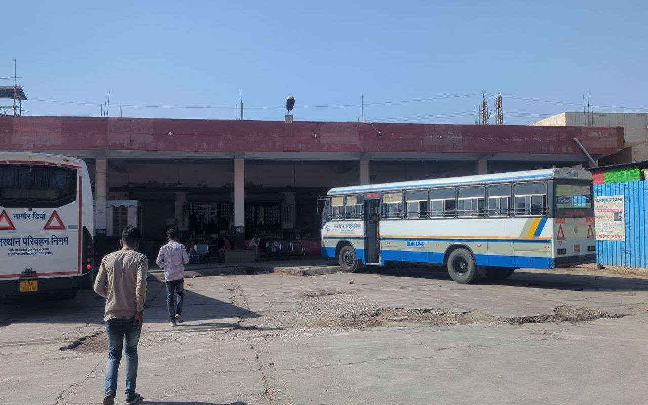Nagaur patrika…करोड़ों का राजस्व देने वाले यात्रियों का गड्ढा जिला बस स्टैंड में होता सफर…VIDEO