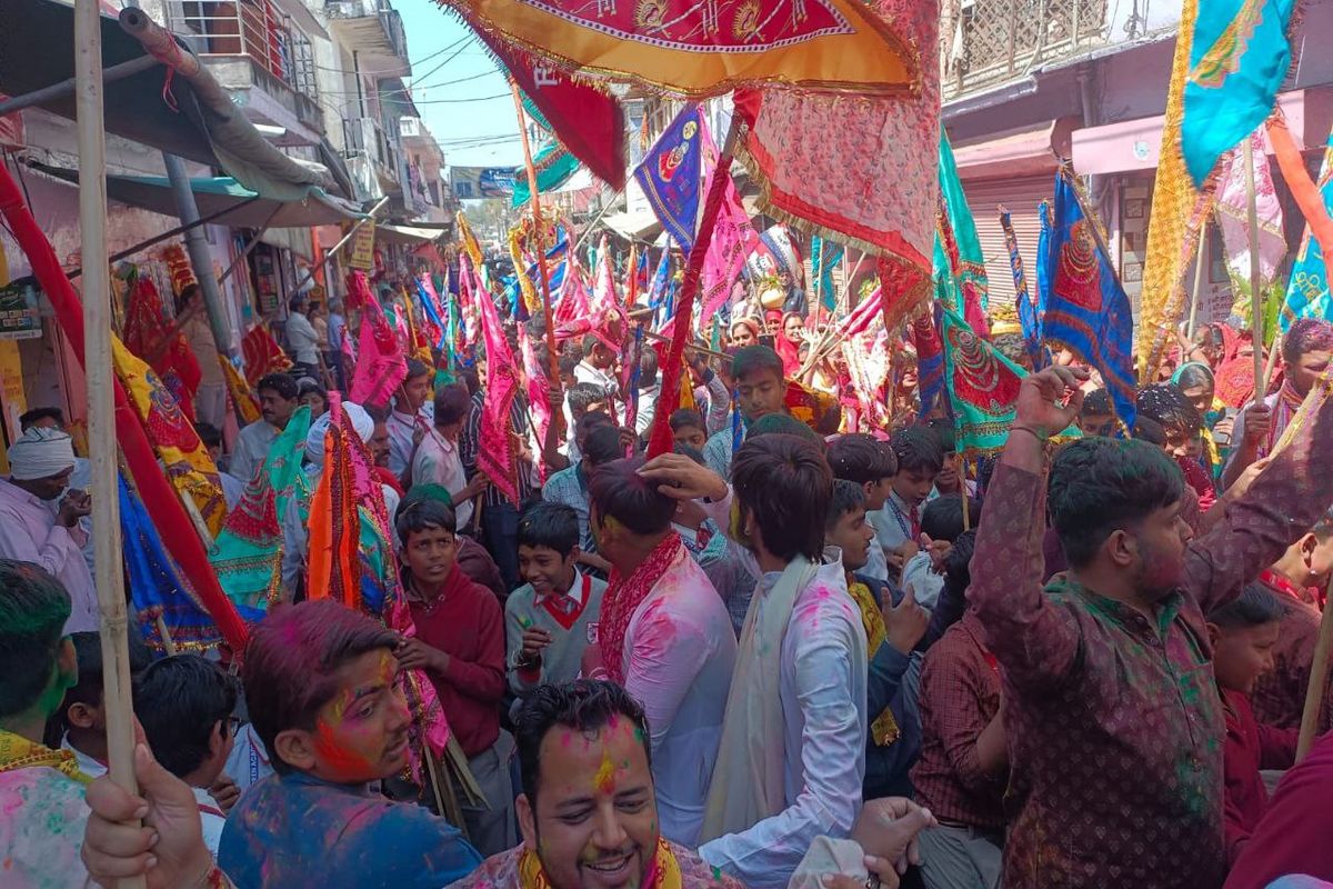 VIDEO: बाबा श्याम का सजा अलौकिक दरबार, भक्तों ने खेली फूलों से होली