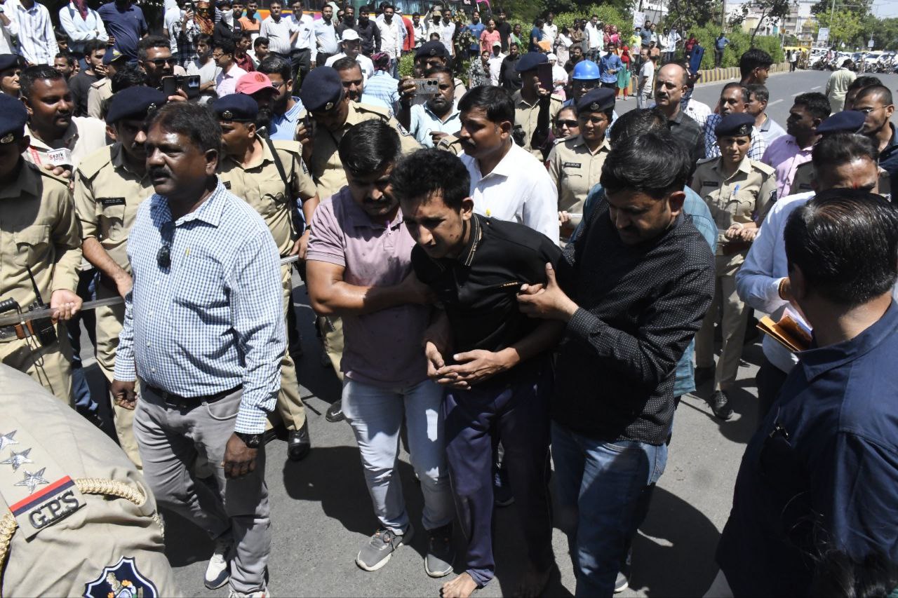 हादसे के बाद चिल्लाया आरोपी, लोगों ने पकड़ पुलिस के हवाले किया