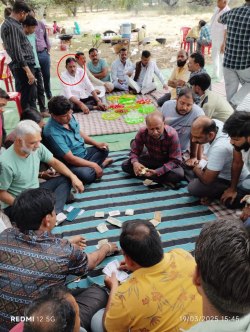 होली मिलन समारोह में बंडा विधायक के सामने लगे हार जीत के दांव, फोटो वायरल - image