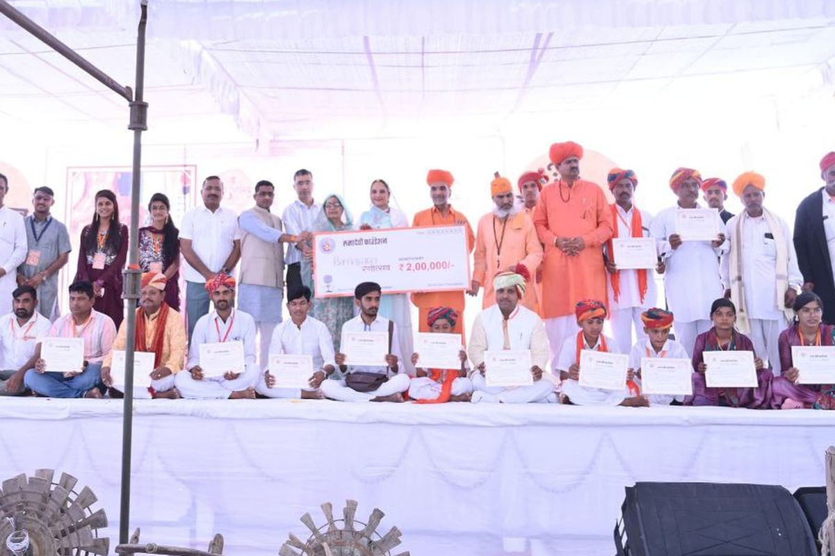 वीणा की झंकार पर लोक गायकों के कंठ से गूंजी संतो की वाणीयां, महिला हरजस ने बांधा संमा