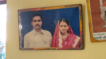ग्राम डोके में शिक्षिका का हुआ अंतिम संस्कार - गांव में गम का माहौल, हर किसी की भर आई आंख जीवित अवस्था में पति के साथ मृत शिक्षिका प्रतिभा।