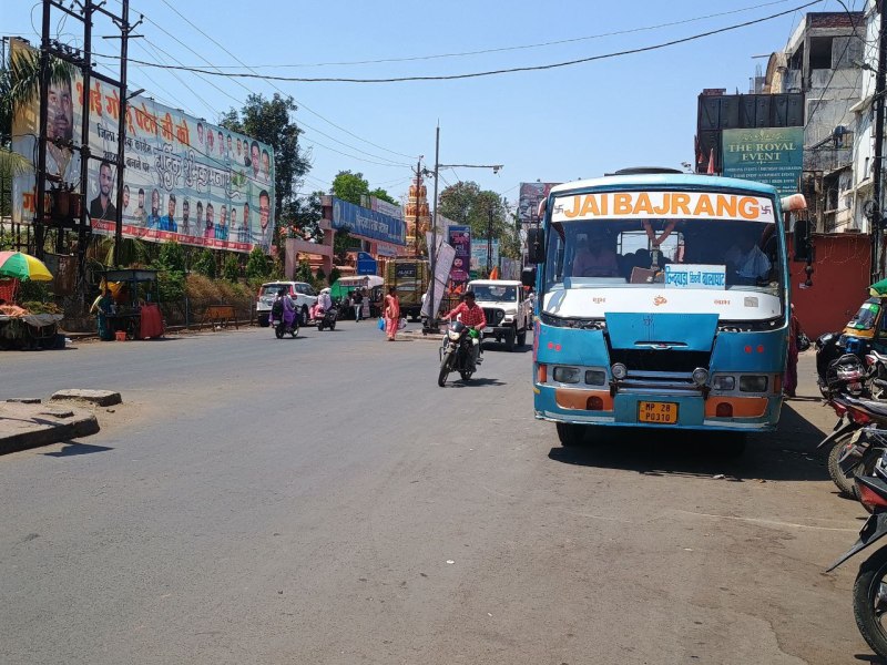 रेलवे स्टेशन के सामने