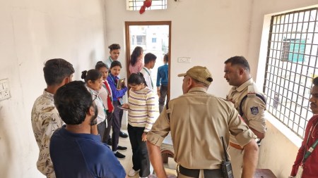 बेरोजगारों को नौकरी देने के नाम पर ठगी करने का आरोप - रजिस्ट्रेशन के नाम पर 500, ट्रेनिंग व रूम के लिए 2500 रुपए लेने का आरोप - साक्षात्कार में पास होने पर और पैसे की कर रहे थे मांग - पुलिस शाम तक कर रही थी पूछताछ