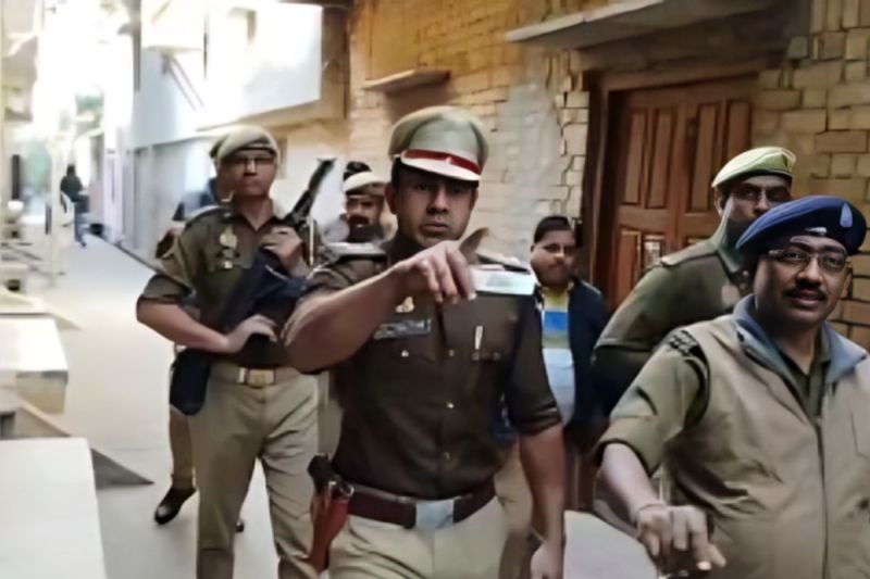 sambhal news, lucknow news, Lucknow, Alvida Namaz, Jama Masjid, Aishbagh Eidgah, Maulana Khalid Rashid Firangi Mahali, Five Zones, 18 Sectors, 64 Hotspots, Heavy Police Deployment, Drone Surveillance, Social Media Monitoring, Sambhal, SP Krishna Kumar Vishnoi, PAC, Peace Committee Meeting, Security Measures, Amroha, SP Amit Anand, CCTV Monitoring, Misinformation Prevention, Jama Masjid Amroha, Maulana Dr. Syed Mohammad Hashim, Pedestrian Access, Route Guidelines, Meerut, SSP Vipin Tada, Sensitive Areas, RAF, Flag March, Suspicious Activity Warning, Bareilly, Raebareli, CO, Patrolling, Religious Leaders Meeting, Mosque Security, Road Namaz Ban.