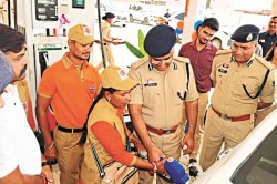 पुलिस पेट्रोल पंप खुला, लोगों को मिलेगी गड़बड़ी से राहत, नॉर्मल के साथ मिलेगा
एक्सट्रा प्रीमियम फ्यूल - image