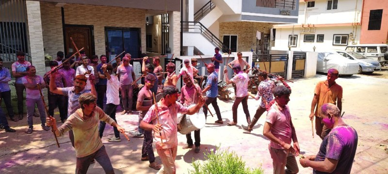 हुब्बल्ली के कोटिलिंग नगर इलाके में रंग पंचमी के अवसर पर मंगलवार को प्रवासियों ने कुछ इस तरह खेली होली।