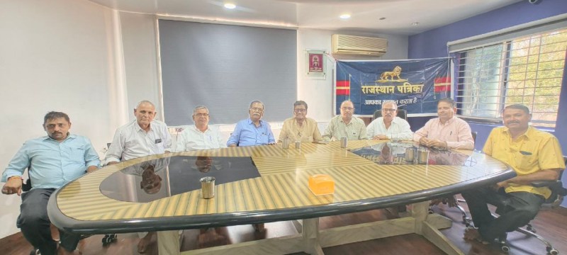 प्रवासियों का कर्नाटक के विकास में योगदान विषयक परिचर्चा में अपने विचार रखते प्रवासी।