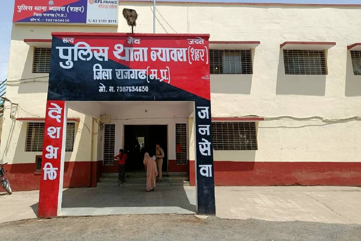 घर में ताला लगाकर बाहर पुलिस के डॉग स्क्वॉड का घंटों इंतजार करता रहा परिवार..