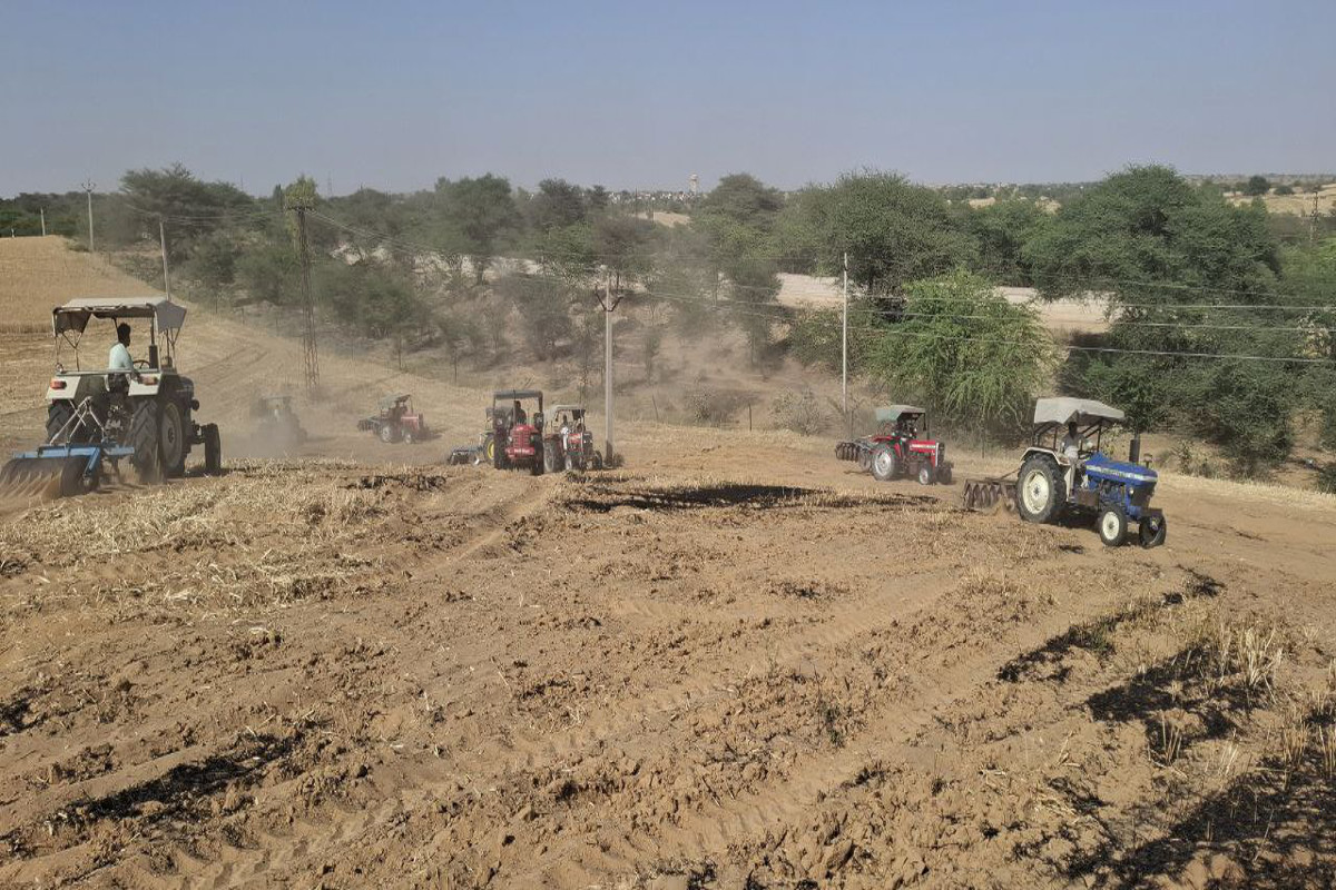 विद्युत लाइन टूटने से खेत में आग, किसानों ने चलाए ट्रैक्टर