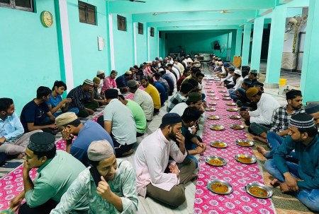 सुबह चार बजे सेहरी का समय। इसमें करीब दो सौ स्टूडेंट शामिल हो रहे हैं।