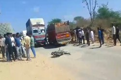 Rajasthan Accident: राजस्थान में पति के सामने पत्नी के सिर के ऊपर से निकल गया
ट्रक का टायर, मौके पर दर्दनाक मौत - image