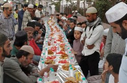 Ramjan: ऐतिहासिक मोती मस्जिद के पास रोजा इफ्तार, शबीना का आयोजन - image