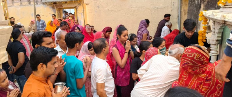 सिरोही. शीतला माता की पूजा के लिए महिलाओं की लगी कतार।