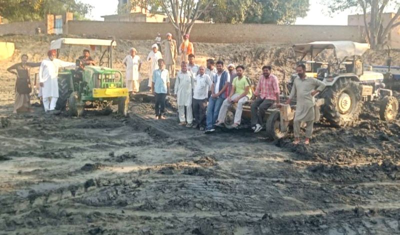 गद्दरखेड़ा में करीब सौ वर्ष पुराने जोहड़ की साफ-सफाई में जुटे ग्रामीण