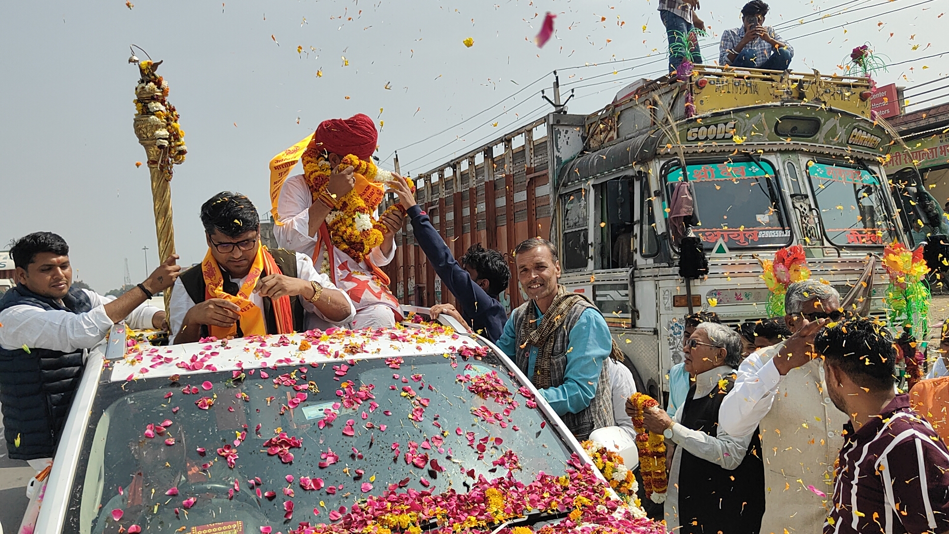 जयकारों के साथ सिकंदरा पहुंची भगवान देवनारायण की रथयात्रा, पुष्पवर्षा से स्वागत