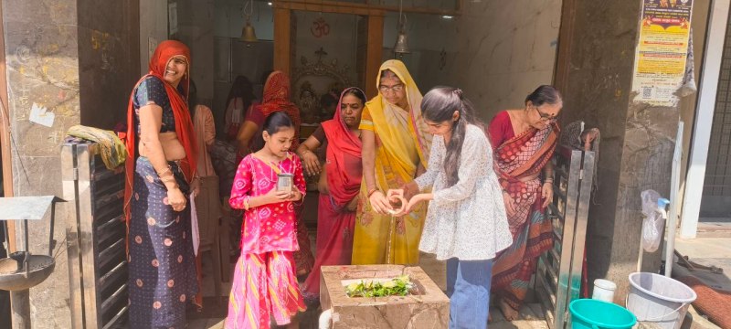 हुब्बल्ली के कंचगार गली स्थिति शीतला माता मंदिर में जल चढ़ाती महिलाएं।