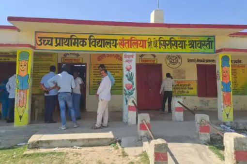 छात्राओं को अश्लील वीडियो दिखाता था शिक्षक, BSA ने किया निलंबित, केस दर्ज 