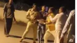 आधी रात को बीच सड़क पर भिड़ गए भाजपा नेता और पुलिसकर्मी, एक-दूसरे पर बरसाए
थप्पड़ - image
