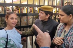 CM से मिलने की फरियाद लगाती रही अध्यापिका, पुलिस ने मिलने से रोका - image