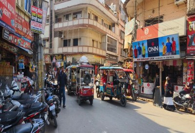 टीकमगढ़। स्टेट बैंक चौराहे पर चारों ओर से आने वाले वाहनों से लगा जाम।