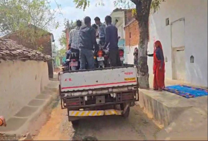 टीकमगढ़। बाइक जब्त कर ले जाते कंपनी के कर्मचारी।