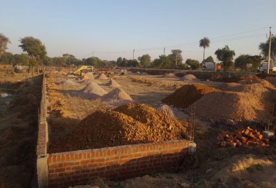 टीकमगढ़। तालाब के बीच में बनाया जा रहा पार्क।