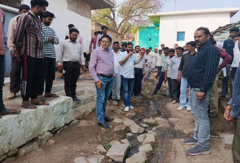 टीकमगढ़। गांव में शिकायतों की हकीकत देखते हुए कलेक्टर।