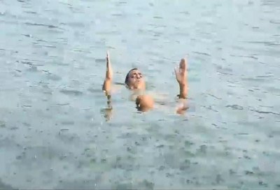 ओरछा। नदी में तैरते हुए दुर्गादास।