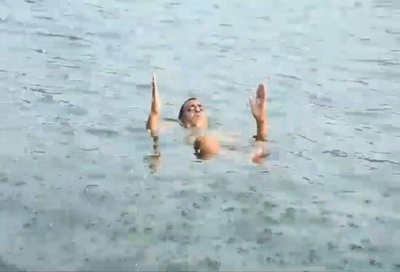 ओरछा। नदी में तैरते हुए दुर्गादास।