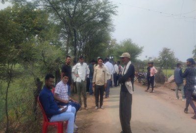 टीकमगढ़। शिकायत पर बहादुरपुर में जांच करते अधिकारी।