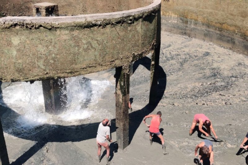 कीचड़ में तब्दील बड़ा टैंक