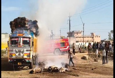 टीकमगढ़। आग पर काबू करती फायर ब्रिगेड।