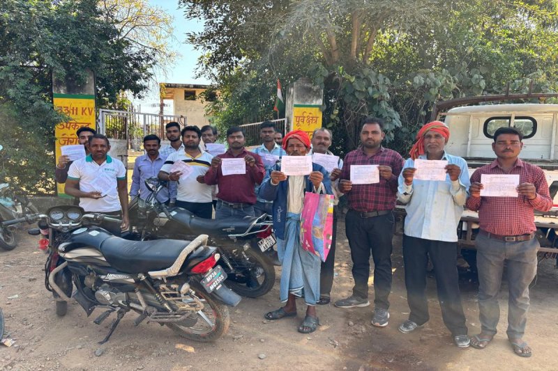 जेरोन वितरण केंद्र नोटिस लेकर पहुंचे किसान