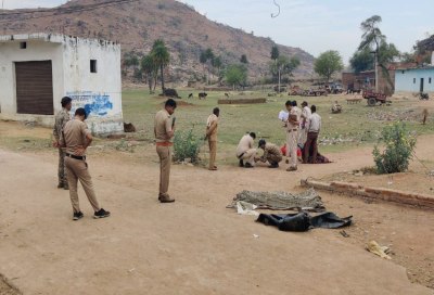 पलेरा। घटना स्थल पर जांच करती हुई पुलिस।