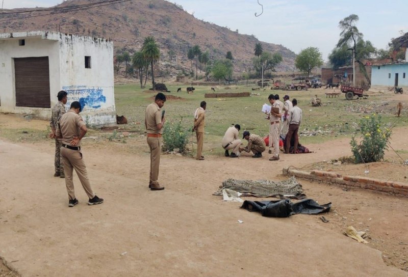 पलेरा। घटना स्थल पर जांच करती हुई पुलिस।