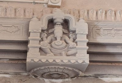 ओरछा। दीवार हटाने पर मिला जानकी मंदिर का आकर्षक मुख्य द्वार।