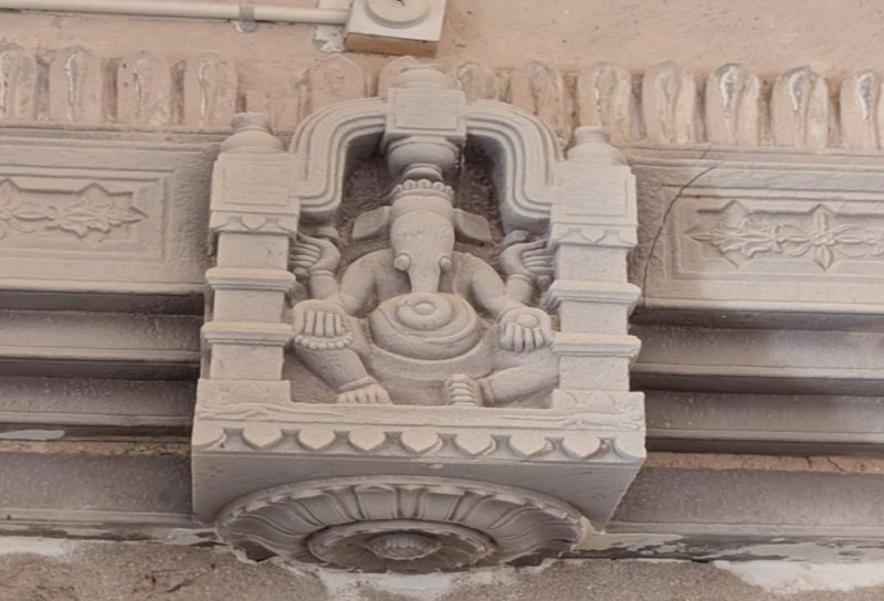 ओरछा। दीवार हटाने पर मिला जानकी मंदिर का आकर्षक मुख्य द्वार।