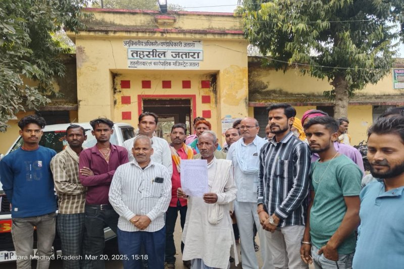 एसडीएम को ज्ञापन देने पहुंचे ग्रामीण।