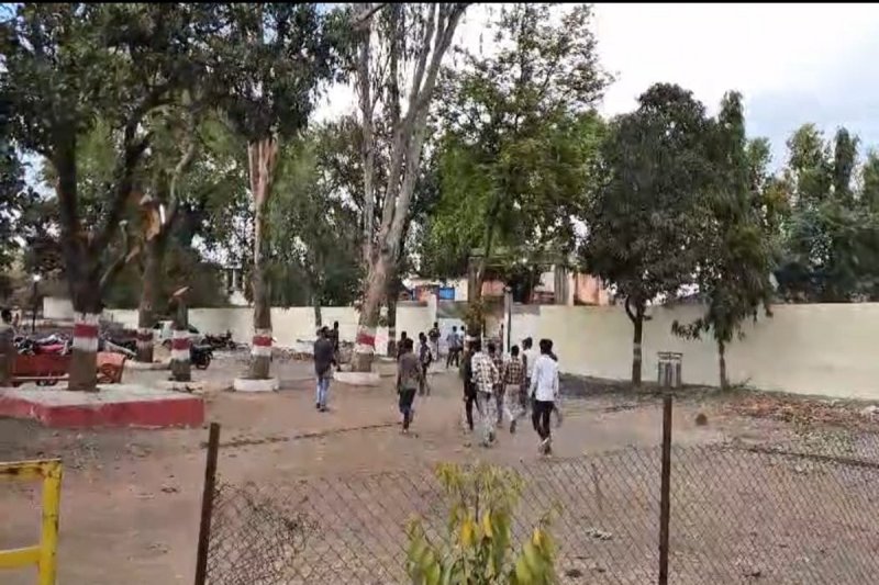 कुत्तों को मोहल्ला से दूर करते रहवासी।