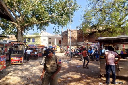 सडक़ से हाथ ठेलों को हटाती पुलिस