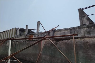 टूटा पड़ा सिमरा खुर्द का वेयर हाउस