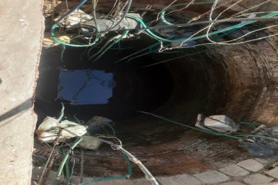कुएं में बिजली मोटरों का मकडजाल।