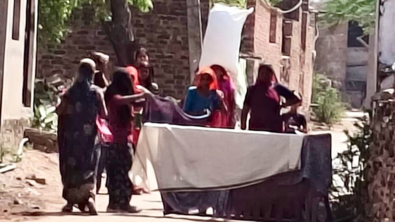 woman deliver child on road