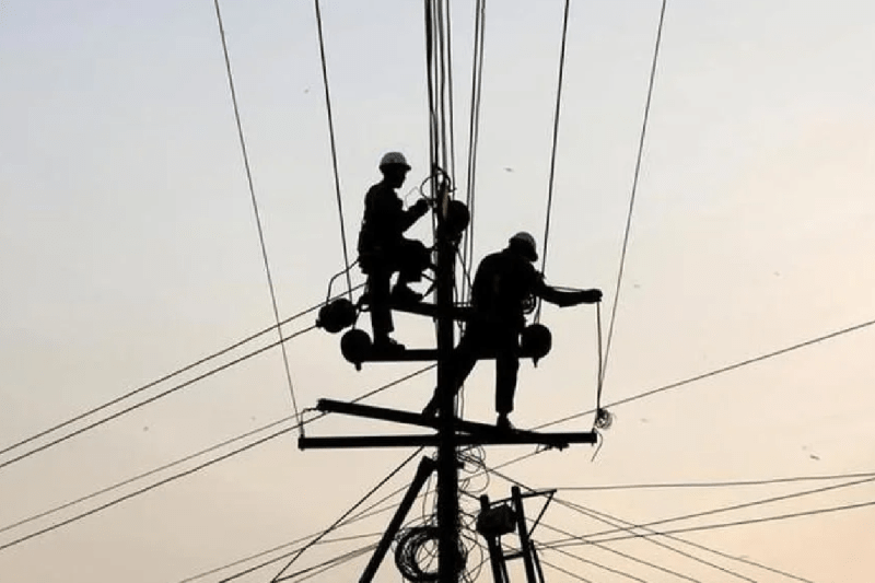 consumer attacked the electricity department employees with a sword who came for bill collection in dhar