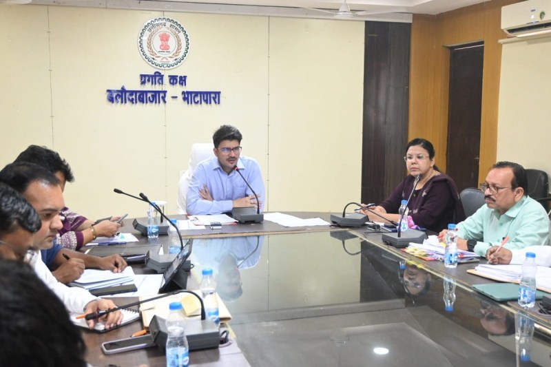 CG News: एक्शन मोड में आए कलेक्टर साहब! 2 SDM सहित 6 अधिकारियों को कारण बताओ नोटिस जारी