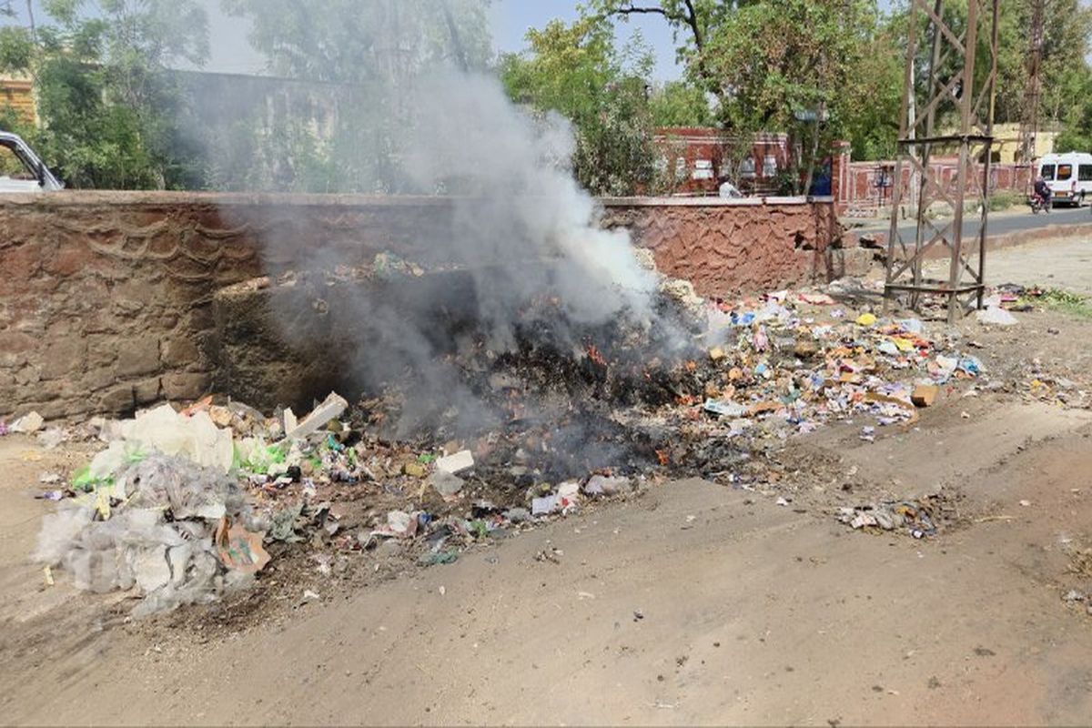 Cleaning workers are setting fire to garbage stands, spoiling the environment of the city